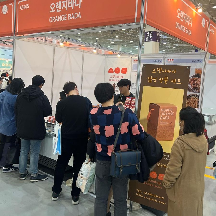 코엑스 — 시식대 앞 손님