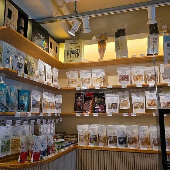 진열 벽 — 「DRIED」 파우치 편집숍 진열