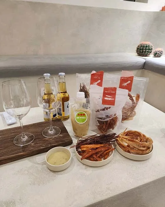 시식 연출 — 맥주·와인잔과 안주 페어링