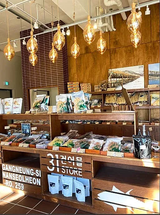 진열대 전경 — 「31 STORE」 간판 아래 같은 파우치를 일렬로