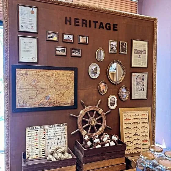 「HERITAGE」 벽 — 3대 가업 이야기와 옛 사진