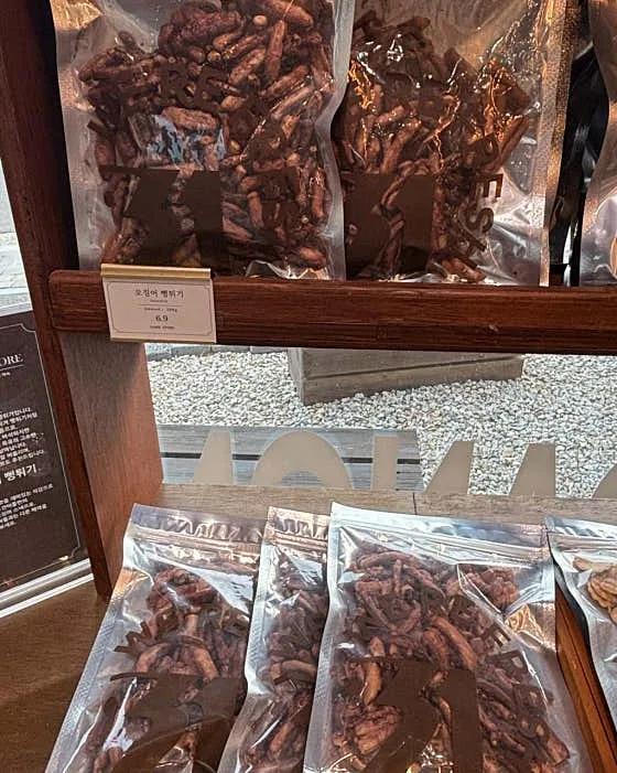 파우치 진열 — 같은 디자인 지퍼백