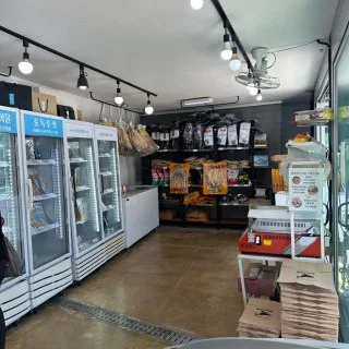 내부 — 냉장고 진열 + 매대